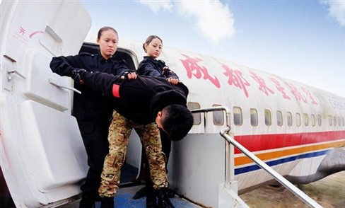 “Những tình huống khẩn cấp phát sinh trong suốt chuyến bay, các nữ tiếp viên phải phản ứng linh hoạt và giải quyết vấn đề ngay lập tức. Vì vậy, đào tạo về cách ứng phó nhanh và chống khủng bố là điều cần thiết” - Gu Yingzhi, hiệu trưởng trường - chia sẻ trên China Daily.