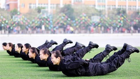 Bên cạnh khuôn mặt đẹp và chiều cao như người mẫu, các nữ tiếp viên hàng không theo học tại Cao đẳng Du lịch East Star Airlines Thành Đô (Trung Quốc) còn được đào tạo như quân nhân để thành thạo các kỹ năng võ thuật để sống sót và đối phó với các tình huống khẩn cấp.