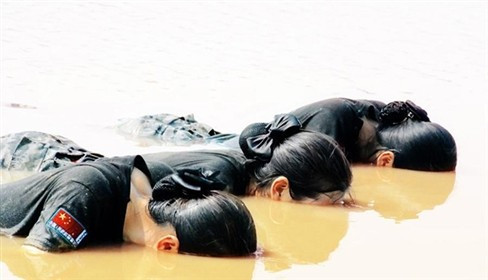 Trong thời gian đào tạo, những người nữ tiếp viên hàng không tương lai được ví như “Iron Women” này sẽ học cách xử trí khi phục vụ những hành khách khó tính.