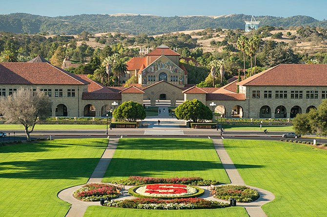 3. Đại học Stanford – Nơi đào tạo những người giàu với đam mê. Khuôn viên trường đại học danh tiếng Stanford.