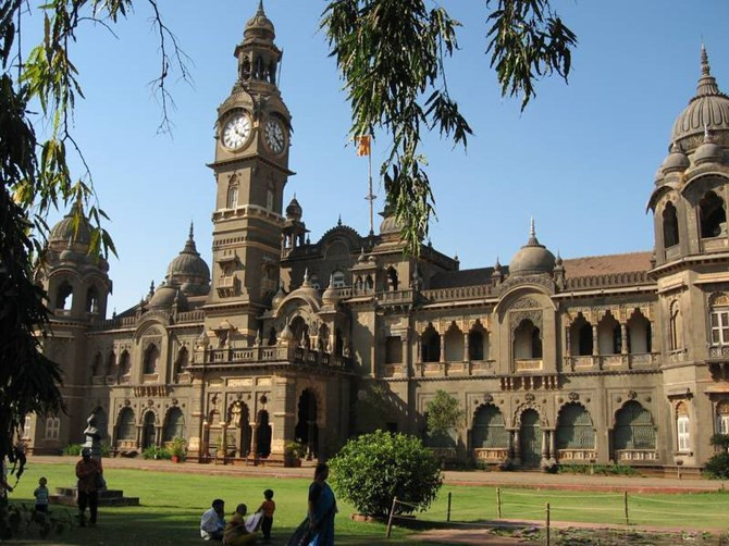 5. Đại học Mumbai – Trường đại học cao cấp tại Ấn Độ. Đại học Mumbai là trường dành cho tầng lớp thượng lưu ở Ấn Độ. Với nhiều cựu sinh viên triệu phú hơn Đại học Cambridge hay Brown, trường đại học này được biết đến là một nơi tập hợp giới siêu giàu.