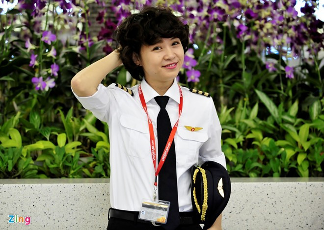 Sau nhiều đắn đo, bỏ ngoài tai những lời khuyên ngăn từ bạn bè cũng như gia đình, Phương Anh đã thi đỗ rồi theo học khóa học phi công cơ bản tại Mỹ gần hai năm để thực hiện khát khao chinh phục bầu trời của mình.