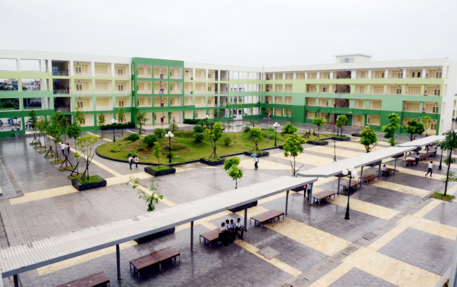 Trường THPT chuyên Nguyễn Huệ (Hà Đông - Hà Nội) là một trong những ngôi trường THPT hiện đại nhất thủ đô, với diện tích 5,6 ha, ngụ ở La Khê, Hà Đông. Trường vừa được xây mới và đưa vào sử dụng hồi tháng 4/2013.