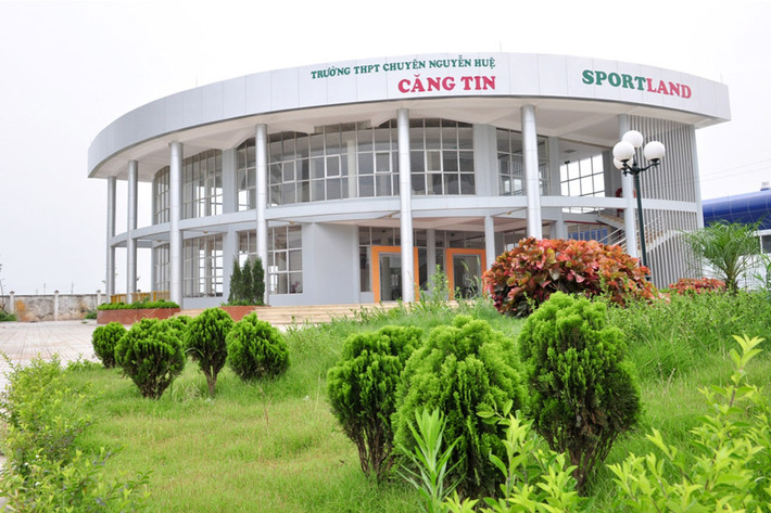 Cantin của trường rộng lớn và hiện đại, có kiến trúc khác lạ. Được biết, riêng giá xây dựng khu cantin này là 1 tỷ đồng.