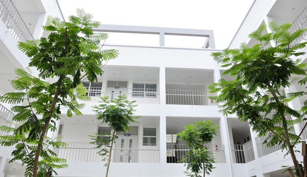 Trường có 3 khu nhà học chính A,B,C với 4 tầng. Khu nhà học thông với khu Ban giám hiệu. Thư viện to đẹp cũng 4 tầng, trong đó tầng 4 là phòng hội thảo cho các bạn học sinh.