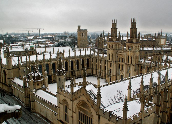 4. Đại học Oxford – Nơi đào tạo những con người quan trọng của đất nước. Với một lịch sử lâu dài, trường Đại học Oxford là trường đại học lâu đời nhất trong các nước nói tiếng Anh. Mặc dù các trường đại học tuyên bố lựa chọn sinh viên của mình chỉ dựa trên thành tích của họ nhưng hầu hết các sinh viên theo học Oxford đều siêu giàu.