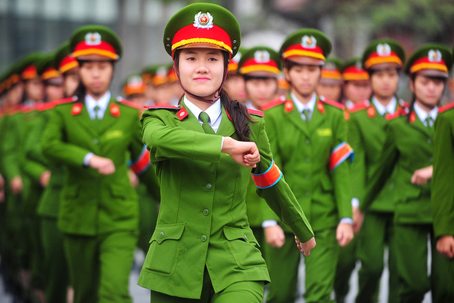 Ngoài võ thuật, bắn súng, nữ sinh Học viện Cảnh sát còn phải học nhiều môn tưởng chỉ dành cho nam khác như đấm bốc, tập điều lệnh... Bước vào mỗi khóa học, các tân sinh viên của Học viện Cảnh sát Nhân dân phải trải qua 3 tháng huấn luyện đầu khóa. Các tân binh phải dậy từ 4h30 để chuẩn bị trang phục, gấp chăn màn đúng quy định và cùng cả khối tập thể dục lúc 5h. Suốt 7-8 tiếng sau đó, các học viên năm nhất sẽ tập thể lực, điều lệnh với cường độ cao. Có ngày các em phải đi duyệt binh và đi đều tổng cộng 3-4km, người đau ê ẩm. Trong 3 tháng này, dầu và cao dường như là vật dụng không thể thiếu của các tân binh.