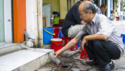 Được biết, hơn 100 hộ dân của Khu tập thể trên đang là khách hàng của Xí nghiệp Kinh doanh nước sạch Hoàn Kiếm (Công ty TNHH MTV Nước sạch Hà Nội) tại địa chỉ số 8C, phố Đinh Công Tráng (Hoàn Kiếm – Hà Nội). Trong ảnh là một hộ dân phải hứng nước từ điều hòa để dùng.