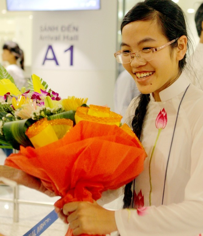 Đinh Thị Hương Thảo, học sinh lớp 11, trường THPT Lê Hồng Phong (Nam Định), là nữ sinh duy nhất trong đội tuyển Olympic Vật lý châu Á. Hương Thảo cũng là một trong hai học sinh lớp 11 dự thi, em đã xuất sắc mang về huy chương bạc.
