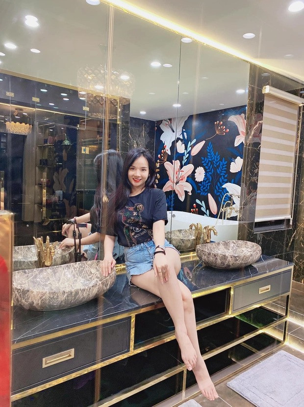 Không gian phòng tắm cũng trở thành góc sống của của Phan Thị Thủy Tiên. Ảnh: FBNV