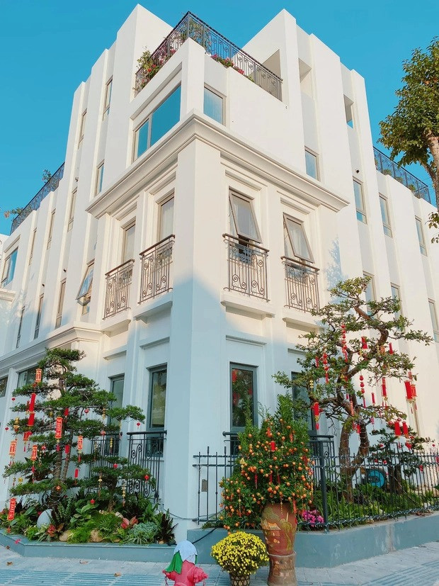 Căn biệt thự có tông trắng chủ đạo, phủ nhiều cây xanh, tạo cảm giác trong lành. Ảnh: FBNV