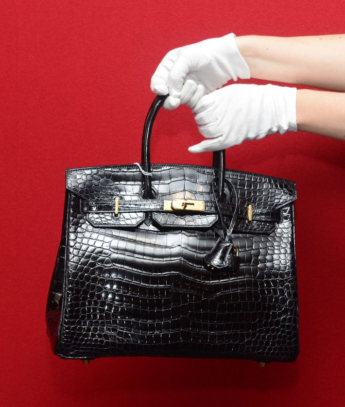 Túi Birkins được đặt tên theo kích thước, màu sắc và kết cấu. Chẳng hạn như Túi Hermés 25 Birkin Togo đề cập đến một chiếc Birkin có chiều dài 25 cm và được chế tác bằng da togo sần đặc trưng của thương hiệu (togo, epsom, clemence và chèvre đều là những loại da khác nhau mà thương hiệu sử dụng).