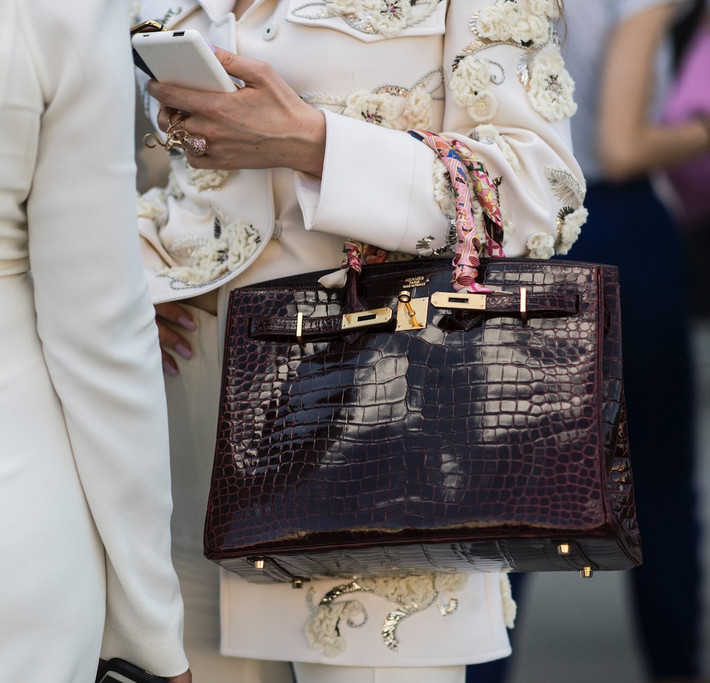 Các nghiên cứu chỉ ra rằng những chiếc túi Birkin quý hiếm đã mang lại lợi nhuận trung bình hàng năm 14,2% trong vài thập kỷ qua, mức lợi nhuận trung bình cao hơn cả chỉ số S&P 500 và giá vàng. Một chiếc Birkin rỗng có thể nặng gần 1kg.