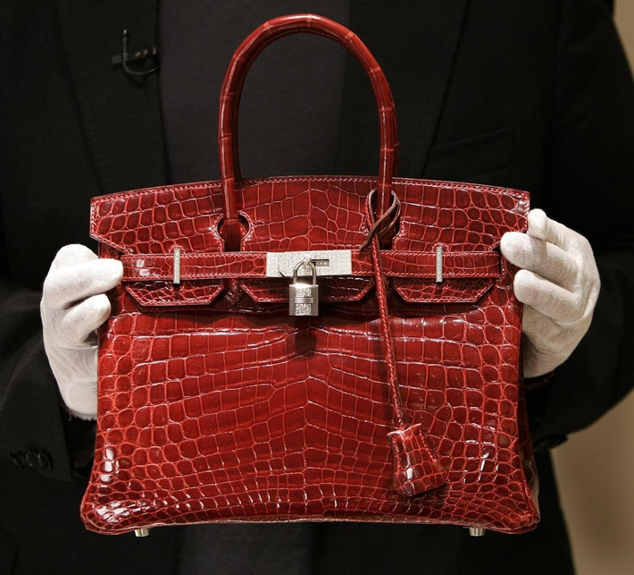 Một trong những lý do khiến túi Hermès Birkin đắt đỏ là tất cả những chiếc Birkin đều được chế tác bởi một nghệ nhân duy nhất. Mỗi nghệ nhân phải mất 48 giờ làm việc để tạo ra một chiếc túi.