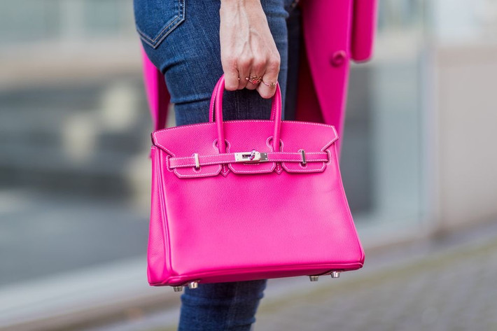 Hermès không còn nhận đơn đặt hàng đặc biệt cho chiếc túi nữa và khách hàng phải đợi Birkins tại các cửa hàng. Có khoảng 200.000 chiếc Birkin đang được lưu hành.