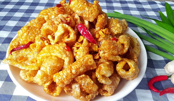 Theo đó, bì lợn chiên giòn hay chiên mắm tỏi thành mặt hàng cực kỳ hút khách trên các chợ mạng dù giá cao gấp nhiều lần thịt lợn. Ảnh: Facebook