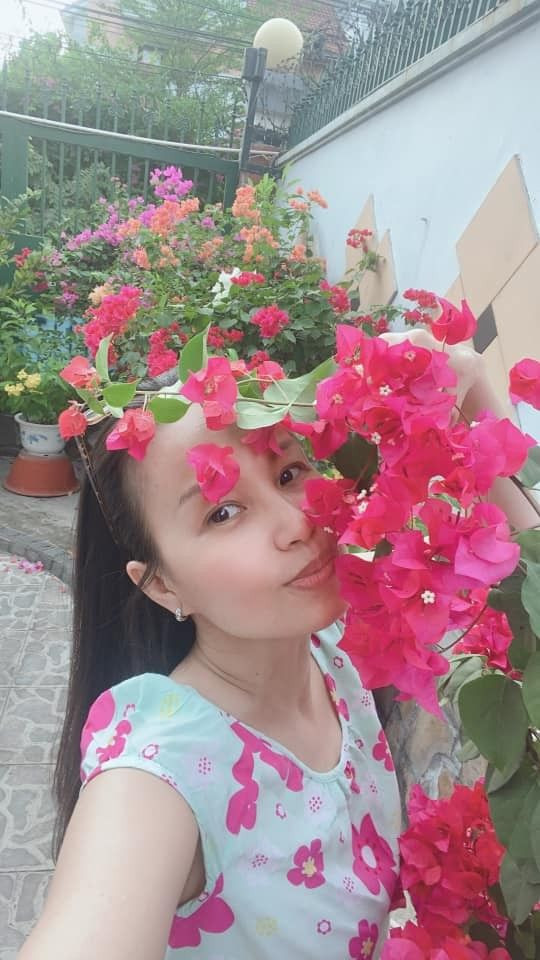 Hoa trong vườn nhà Cẩm Ly lúc nào cũng rực rỡ.