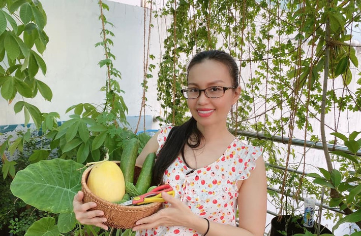 Là người yêu thích trồng trọt nên Cẩm Ly thiết kế một vườn rau trên sân thượng để thỏa sức trồng trọt, phục vụ bữa ăn cho gia đình.