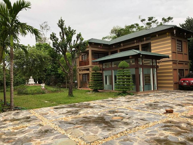 Nữ nghệ sĩ xây nhà nhỏ 2 tầng mái Thái, phần đất rộng còn lại trồng cây ăn quả và cây cảnh. Ảnh: Vietnamnet