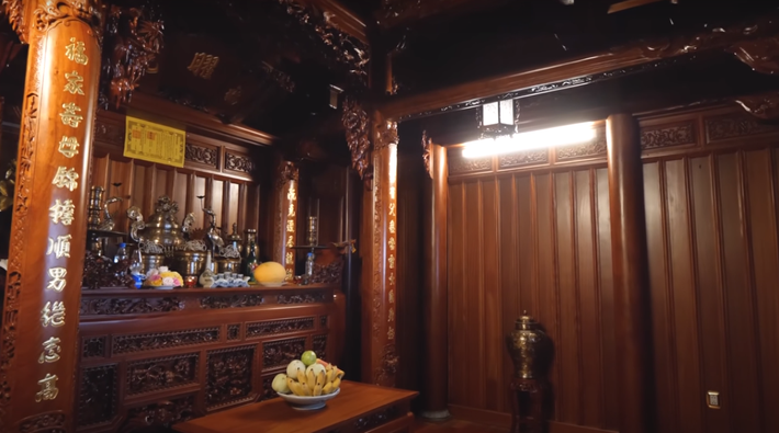 Riêng phòng thờ mang đậm phong cách cổ truyền Việt Nam. Nguồn ảnh: chụp màn hình NhaF