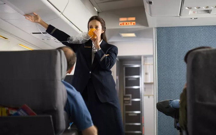 Có một điều các tiếp viên không nói với hành khách là mặt nạ dưỡng khí chỉ có lượng dưỡng khí khoảng 15 phút. Điều đó nghe có vẻ như là một khoảng thời gian ngắn đáng sợ, nhưng trên thực tế, điều đó là quá đủ để bảo vệ hành khách.