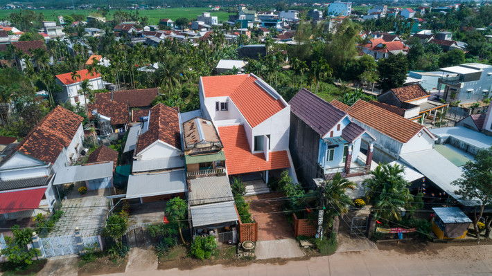 Mong muốn của gia chủ là có một không gian sống thoáng mát vào mùa hè, ấm áp vào mùa đông. Bên cạnh đó còn mang nét hoài cổ về nếp sống xưa trong không gian kiến trúc đương đại.