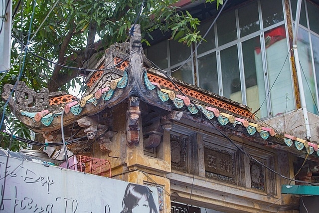 Phía trên công trình lợp ngói lưu ly cùng một số hoạ tiết trang trí được ghép từ các mảnh sành, sứ. Ảnh: Dân trí