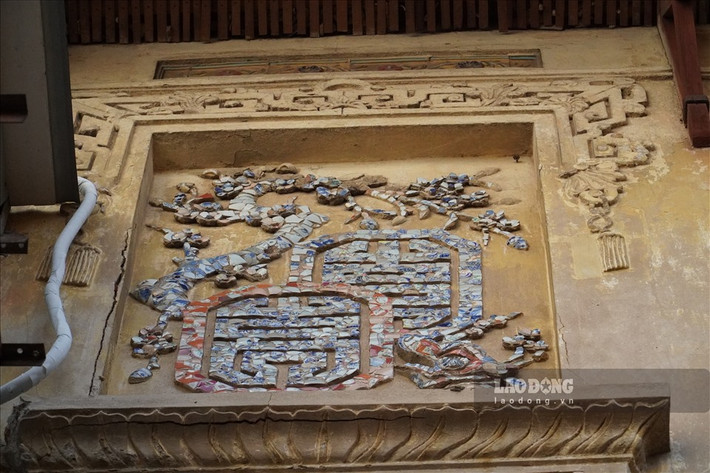 Những hoa văn trang trí từ xưa phủ màu theo thời gian. Ảnh: Lao động