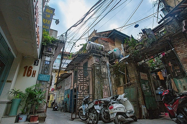 Hiện nay, ngôi biệt thự của Tổng đốc Bắc Giang là nơi sinh sống của hơn 20 hộ gia đình. Ảnh: Dân trí