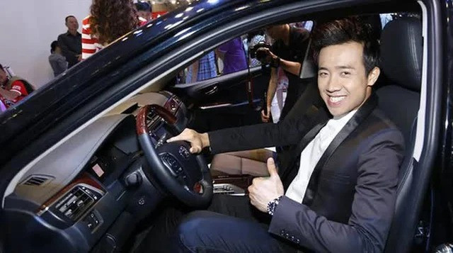 Bên cạnh đó, nam diễn viên Trấn Thành cũng sở hữu nhiều chiếc đồng hồ tiền tỷ được gắn vàng, kim cương và xế hộp đắt đỏ. Ảnh: FBNV