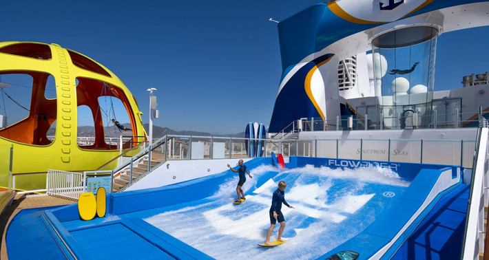 Du khách thậm chí có thể lướt ván trên tàu. Ảnh: Royalcaribbeanincentives