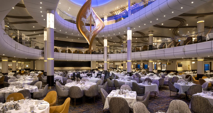 Có khoảng 20 nhà hàng phục vụ du khách trên tàu. Ảnh: Royalcaribbeanincentives