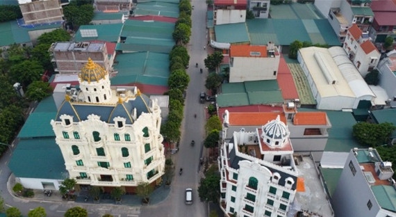 Người dân cho biết, để hoàn thiện các dinh thự này phải ngốn tới hàng chục tỷ đồng. Ảnh: Infonet