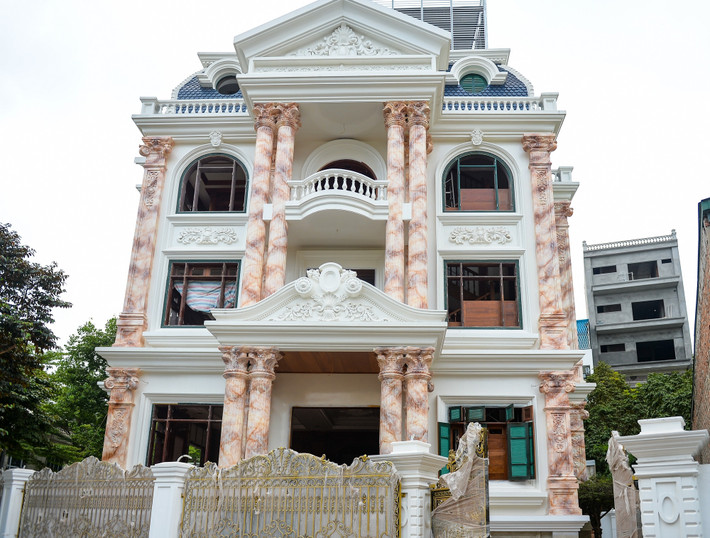 Trung bình, một gian hàng rộng hơn chục mét vuông có giá bán vài chục tỷ đồng, thậm chí, các ki ốt tại khu trung tâm chợ còn đắt hơn. Ảnh: Pháp luật & bạn đọc