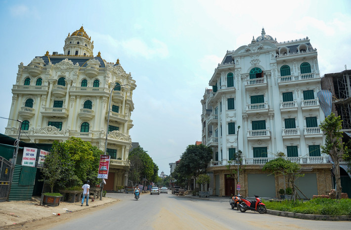 Nững năm gần đây, trong làng xuất hiện hàng chục toà lâu đài xa hoa, lộng lẫy, nơi đây được mệnh danh là làng giàu có nhất miền Bắc. Ảnh: Nhịp sống Việt