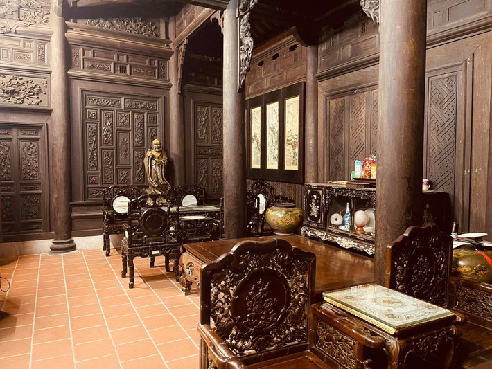 Nội thất trong căn nhà 5 gian 4 mái làm hoàn toàn bằng gỗ lim. Ảnh: Dân trí