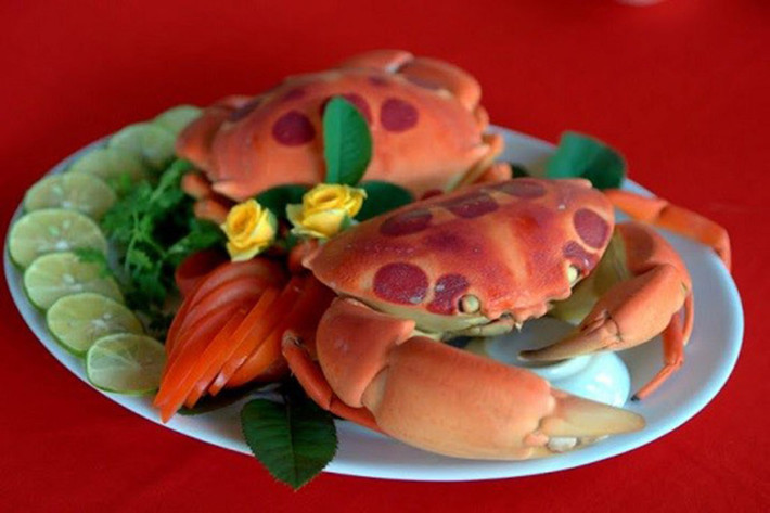 Vì thế, khách đôi khi muốn ăn phải đặt trước nhiều ngày mới có. Mỗi kg cua mặt trăng có giá dao động từ 300.000 - 500.000 đồng. Ảnh: Facebook
