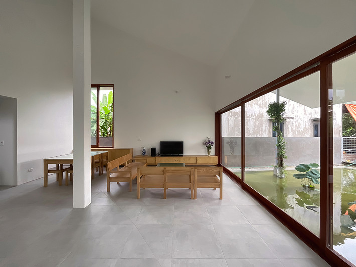 Tại tầng 1, căn nhà được chia thành 4 khu vực chính: phòng dạy học, bếp và bàn ăn, 2 phòng ngủ và phòng sinh hoạt chung.
