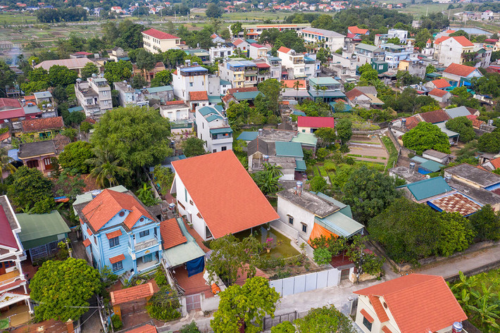 Toạ lạc tại thị xã Quảng Yên (Quảng Ninh), ngôi nhà là tổ ấm của gia đình gồm vợ chồng cô giáo - bác sĩ đã nghỉ hưu sống cùng em gái và các con.