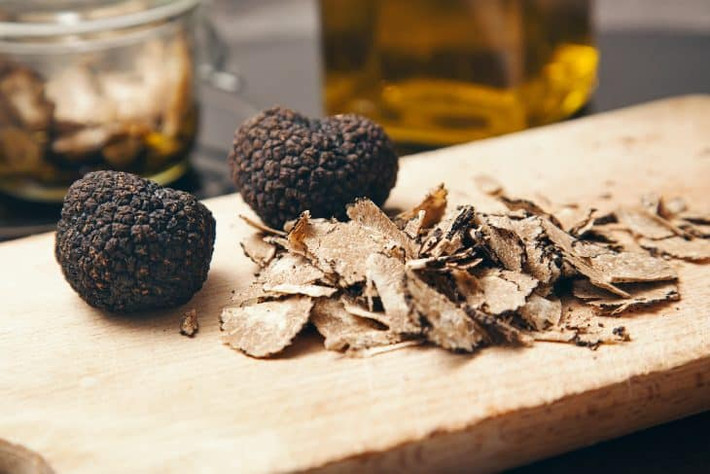 Được ví như "kim cương đen" trong nghệ thuật ẩm thực nhờ hương vị đặc biệt và mức giá không tưởng, nấm truffle thực sự là mỹ vị chỉ dành cho giới nhà giàu. Ảnh: Facts