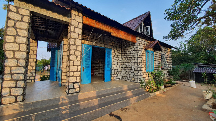 Không chỉ bị gia đình phản đối, anh Toàn còn gặp thử thách trong khâu tìm kiếm và vận chuyển nguyên vật liệu. Anh phải đi tới 50 km để tìm đá chẻ