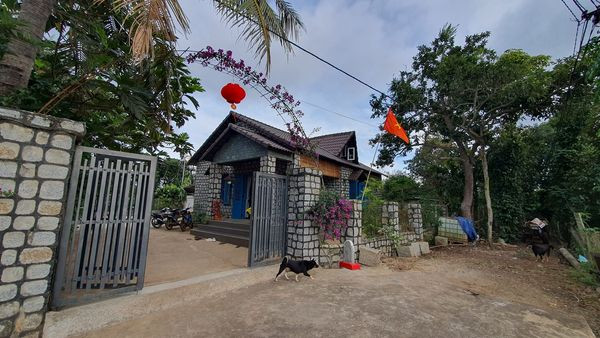 Chàng võ sĩ sinh năm 1993 Lê Hữu Toàn từng nhận về nhiều nghi ngờ khi nói ra quyết định xây ngôi nhà bằng đá chẻ độc lạ bậc nhất tại quê nhà Đắk Lắk.