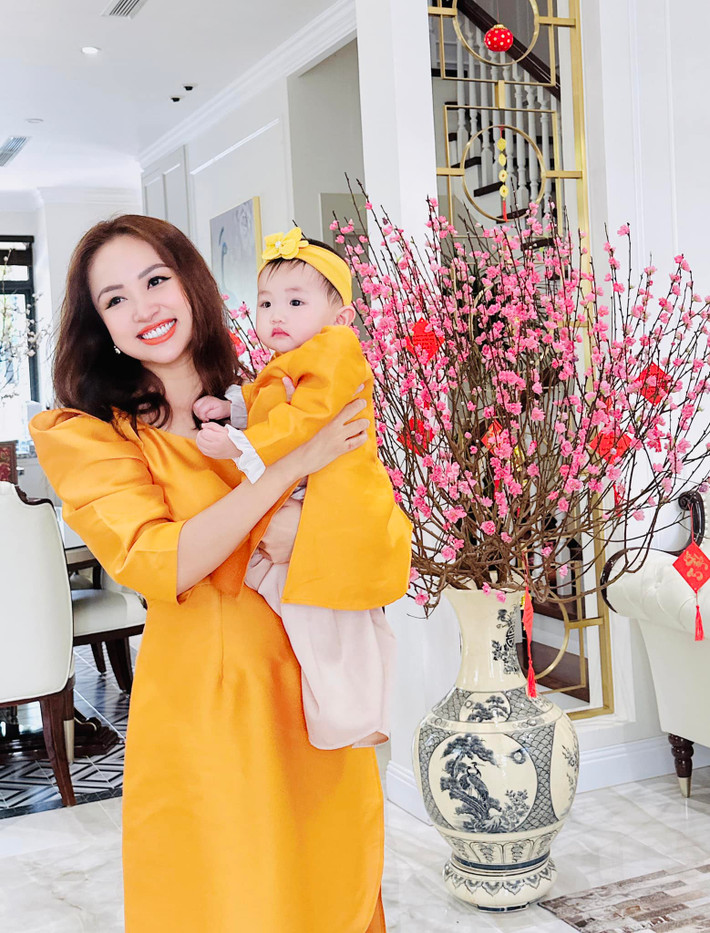 Vào dịp Tết Nguyên đán, Vân Hugo trang hoàng căn biệt thự ngập tràn sắc hoa.