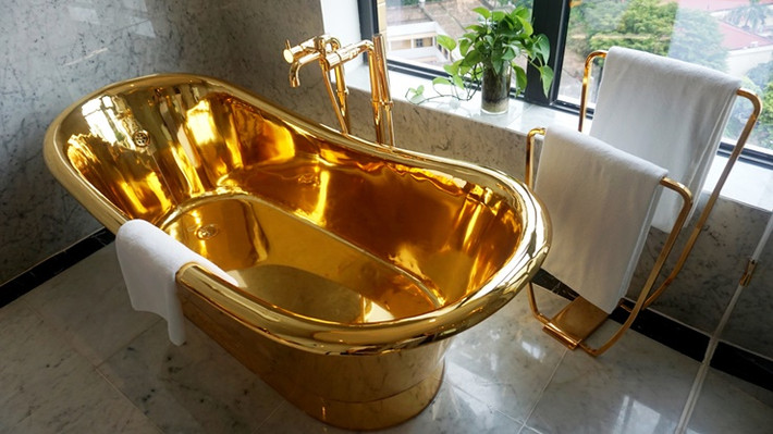 Khách sạn có 360 phòng, diện tích mỗi sàn 1.200 m2 với nhiều vật dụng dát vàng ở các điểm nhấn quan trọng... Ảnh: Dolce by Wyndham Hanoi Golden Lake