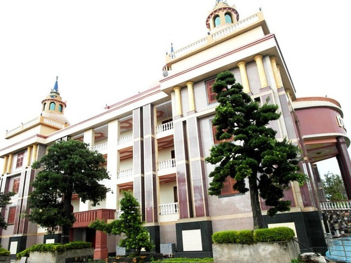 Biệt thự của đại gia Trầm Bê nằm trên khu đất rộng hơn 30ha, trong khuôn viên có rất nhiều cây cảnh. Ảnh: Trithuctre