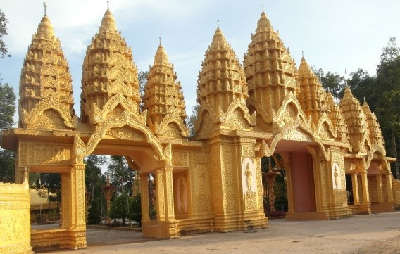 Ngoài căn biệt thự bề thế, ông Trầm Bê còn công đức số tiền hàng trăm tỷ để xây dựng những ngôi chùa kiến trúc độc đáo, lóng lánh như dát vàng. Ảnh: Trithuctre