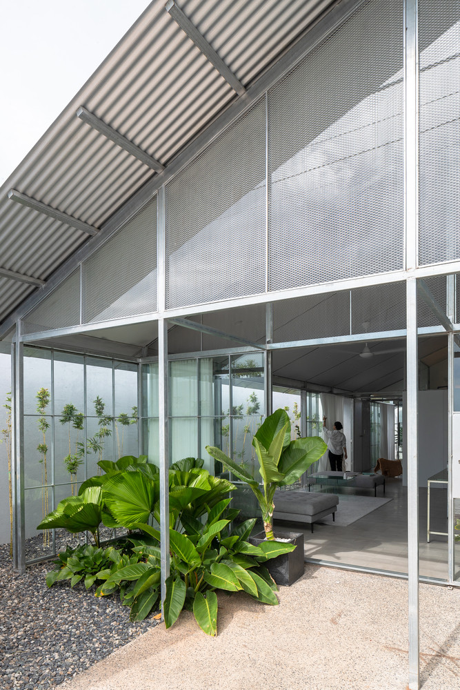 Gia chủ mong muốn một ngôi nhà bình thường đáp ứng nhu cầu cơ bản cho cuộc sống hàng ngày với ngân sách eo hẹp. Những yếu tố này đặt ra hướng tiếp cận kiến trúc một cách thực tế, đơn giản và chủ động cao.