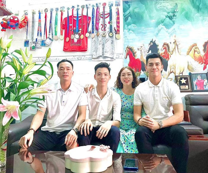 Phòng khách là nơi trưng bày những huy chương, kỷ niệm chương của Tiến Linh trong suốt hành trình theo đuổi trái bóng tròn. Ảnh: FBNV