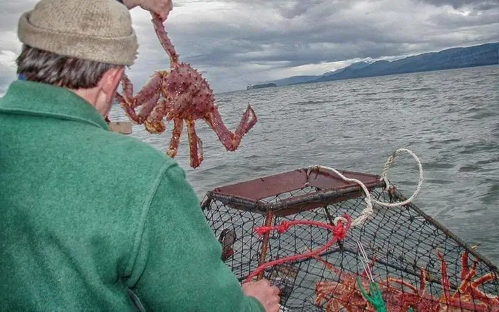 Những đợt sóng lạnh như băng đập vào boong tàu đánh cá có thể khiến người câu trên tàu thường ướt sũng đến tận xương, thậm chí nguy hiểm đến tính mạng. Ảnh: Themostexpensive