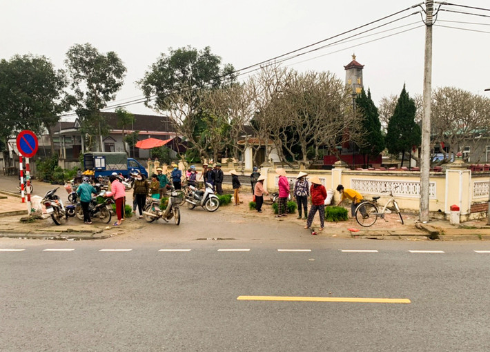Được gọi là chợ nhưng thực chất chỉ là một nhóm người mua bán trên đoạn đường nối với Quốc lộ 7, đoạn qua xã Thanh Dương. Ảnh: Dân trí